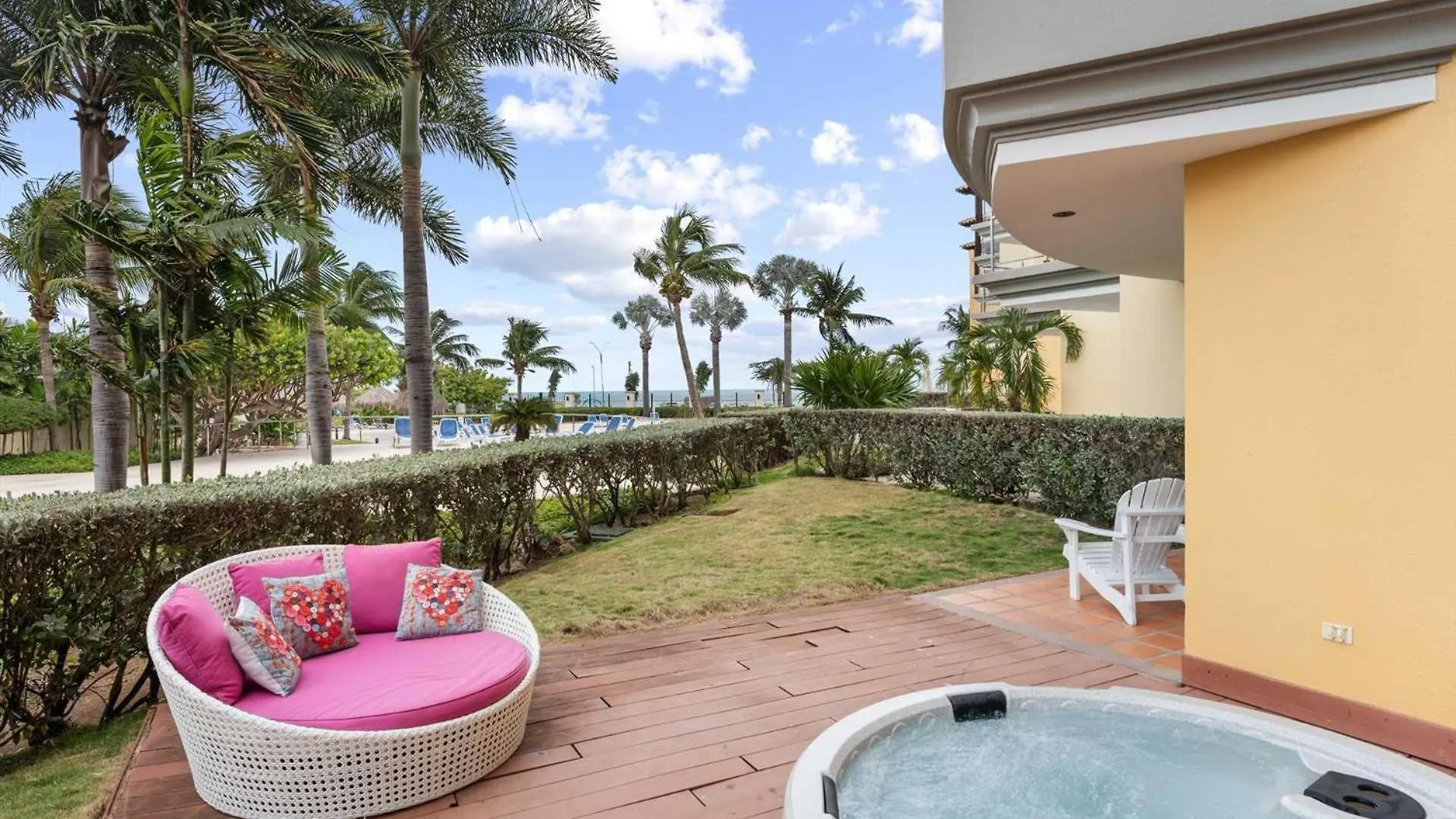 Beachfront - Beach Garden 2Br Condo - E124 Palm Beach